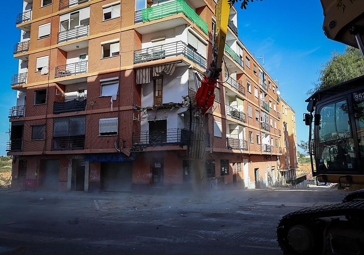 Inicio del derribo de las primeras viviendas este martes.