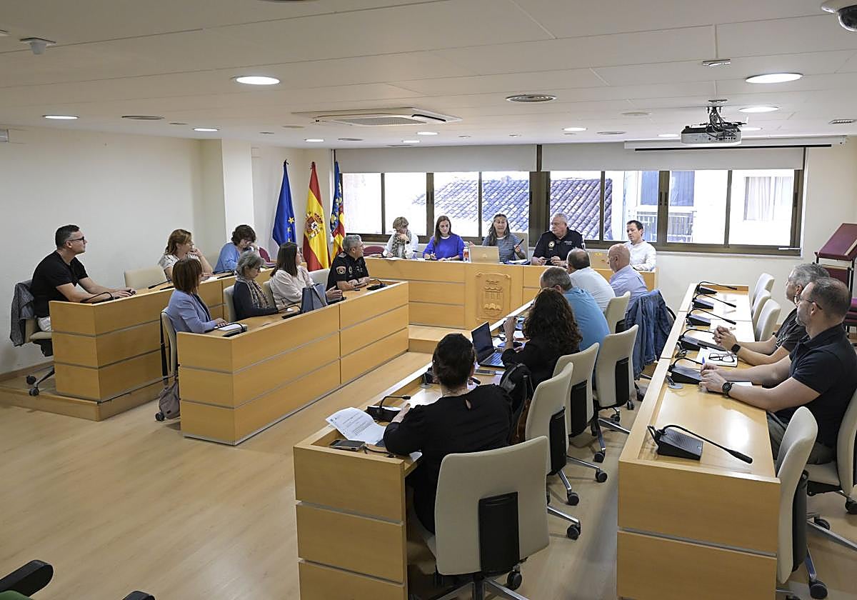 Reunión celebrada en la sala de plenos de Paiporta.