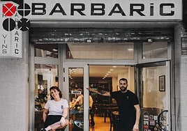 Julia y Álex, guerreros de Patraix, en la puerta de Barbaric.