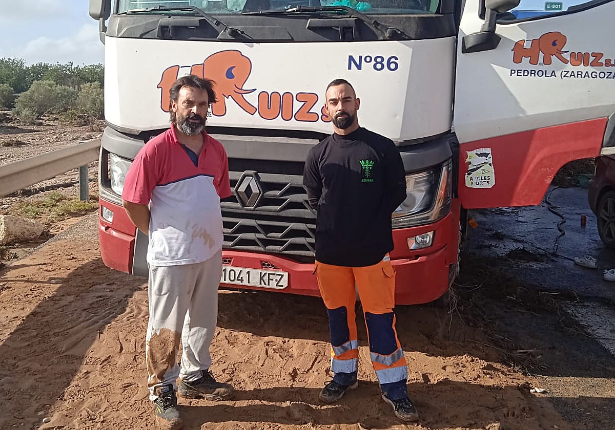 Juan José Nistal y su hijo Juan Antonio, junto a su vehículo y el fango que dejaron los desbordamientos a su paso por Chiva.