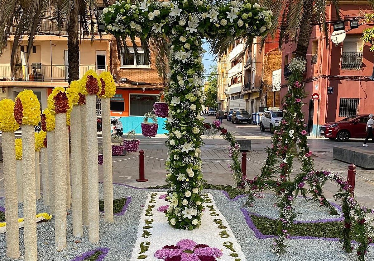 Cruz de mayo ganadora en la categoría Especial de la falla Plaza de la Cruz-Los Ángeles del Canyamelar.