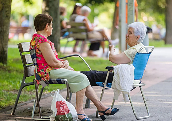 Imagen de archivo de dos pensionistas en un parque.