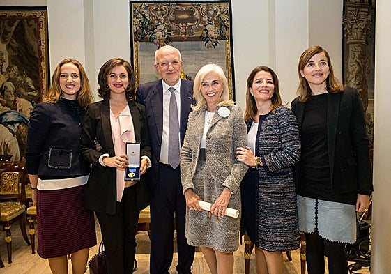 Juan Roig y Hortensia Herrero, junto a las cuatro hijas de la pareja.