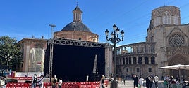El escenario que se ha montado en la Plaza de la Virgen de Valencia.
