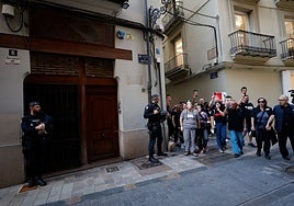 Una protesta de las víctimas que partió desde el restaurante donde comió Mazón.