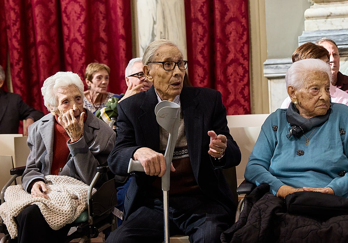 Centenarios valencianos, homenajeados en el Ayuntamiento.