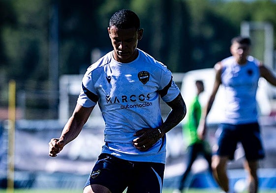 Kervin Arriaga, en un entrenamiento con el Levante.
