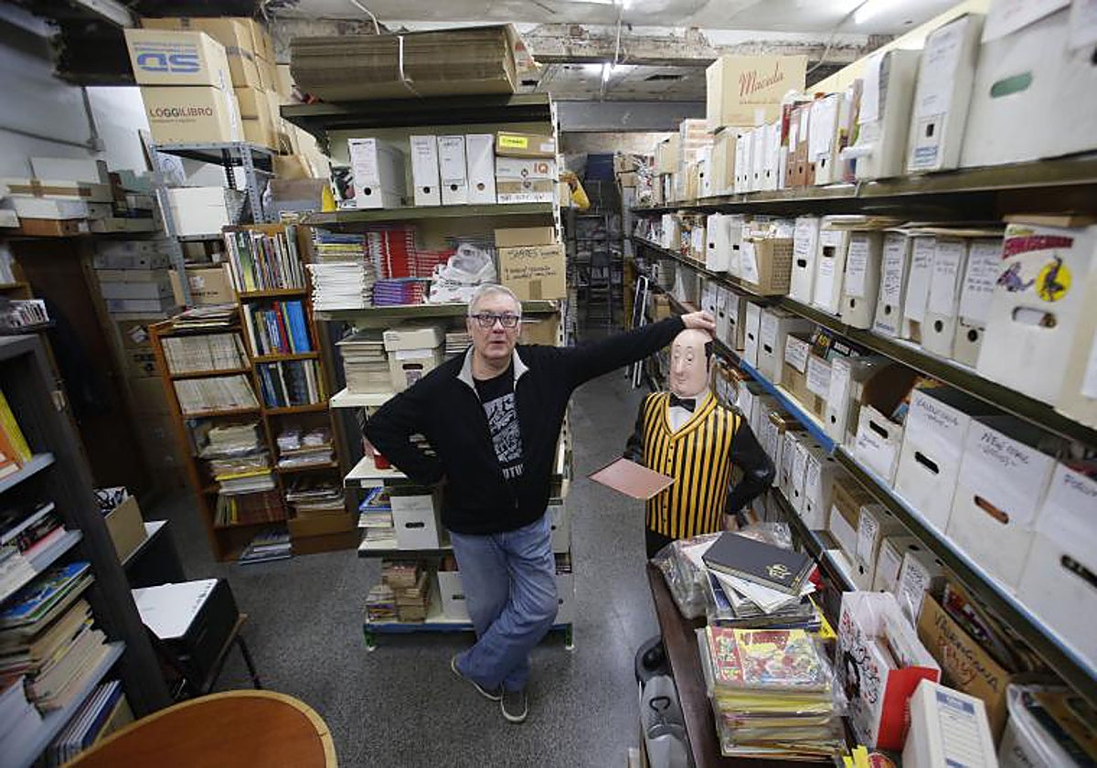 Manolo Molero, en su tienda, 'Futurama'.