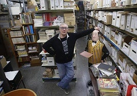 Manolo Molero, en su tienda, 'Futurama'.