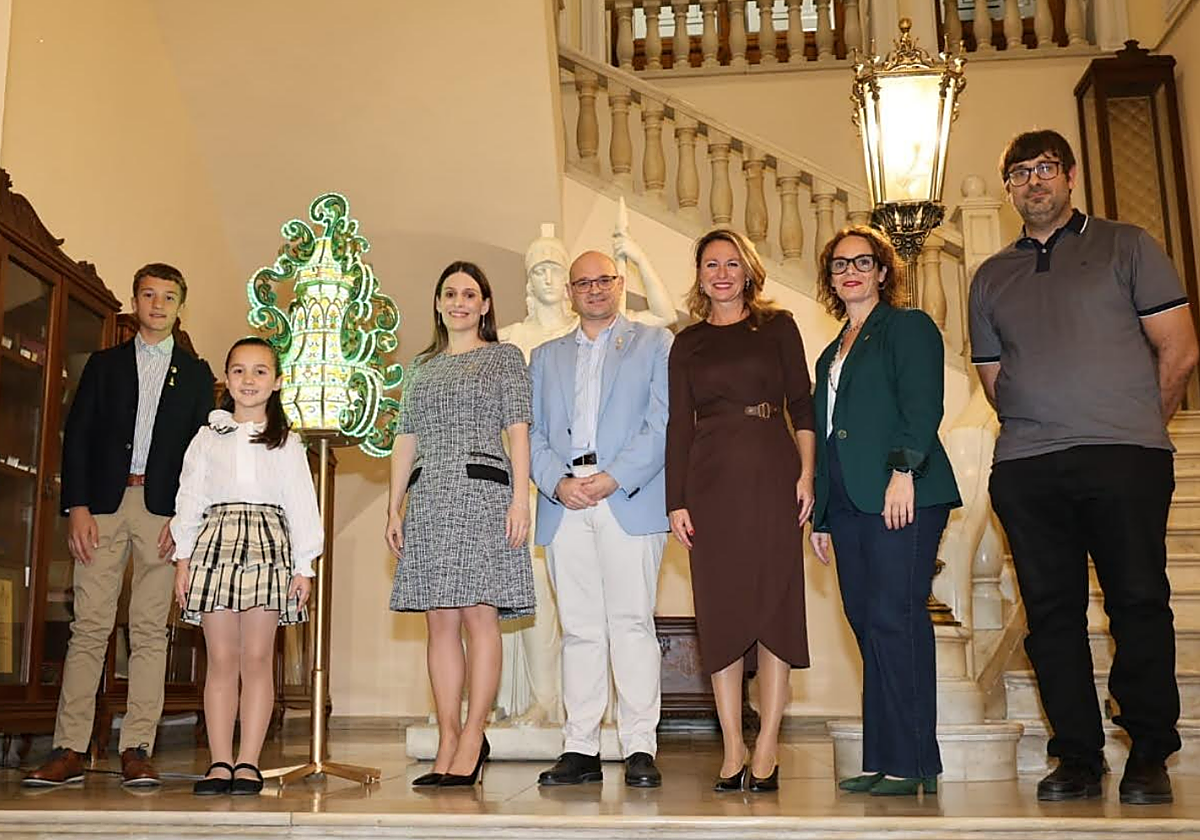 La gaiata ganadora del «XI Concurs de gaiates de mà» luce ya en el hall del Ayuntamiento de Castellón