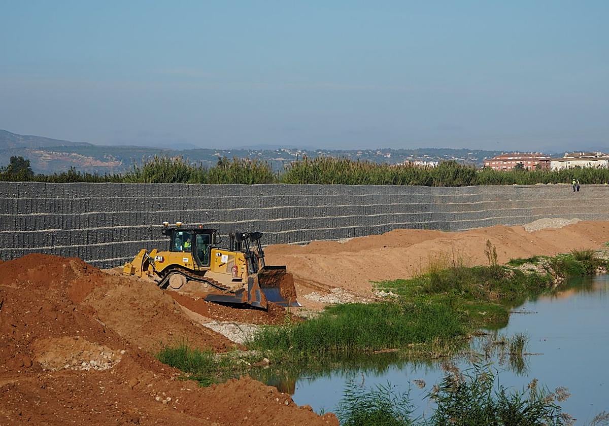 Obras de protección en la ribera del río Magro.
