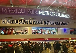 La pancarta mostrada en el exterior del Metropolitano.