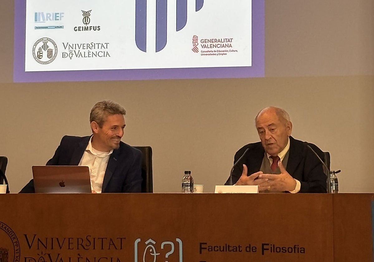 José Antonio Marina, a la derecha, durante su conferencia de este miércoles.