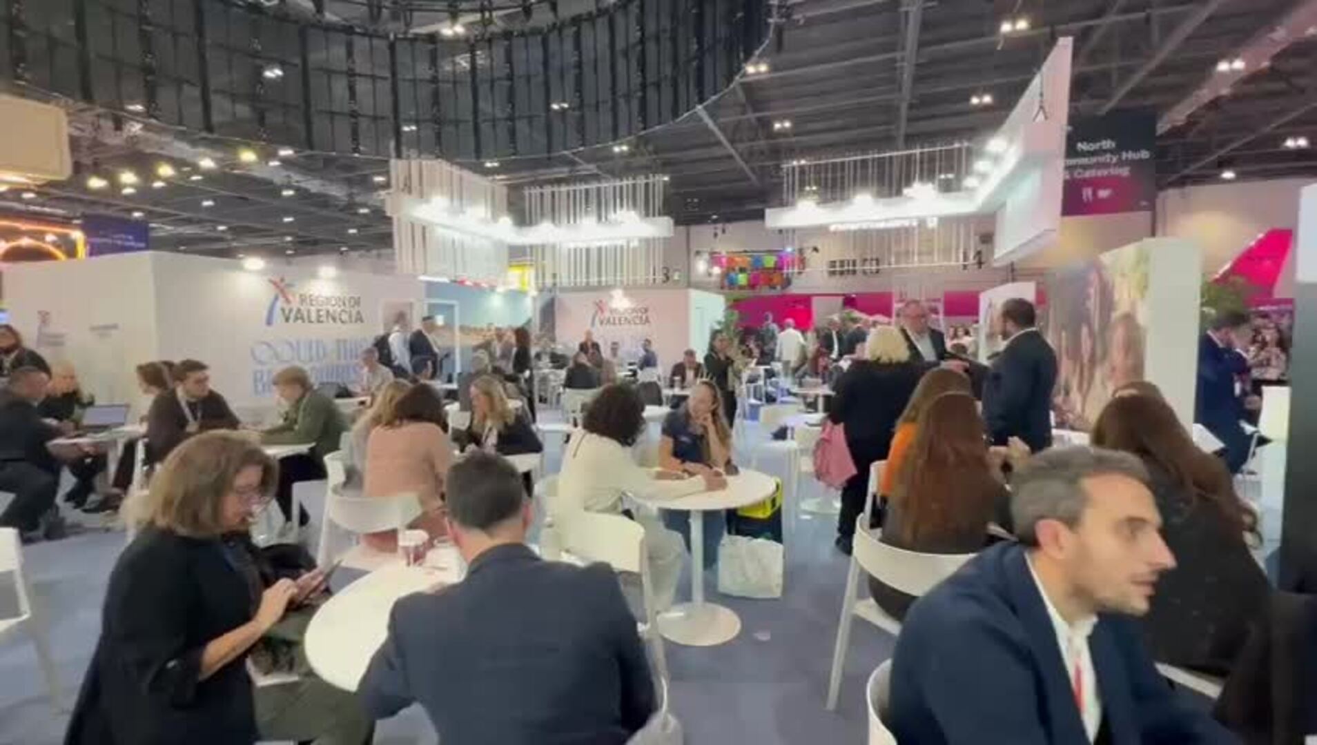 Así es el estand de la Comunitat en la World Travel Market: 400 metros cuadrados y una pantalla led gigante