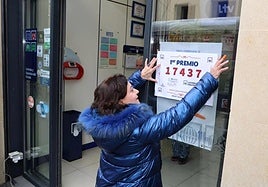 Premio de lotería en una administración. Imagen de archivo.