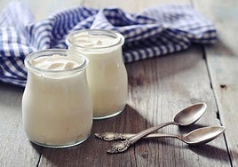 Dos yogures en una imagen de archivo.