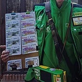 Un vendedor de la ONCE en una imagen de archivo.