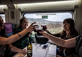 Viajeros en un tren, en una imagen de archivo.