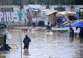 Varias personas, en un área inundada en Picanya.