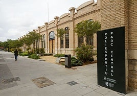 Nave que acoge las instalaciones del polideportivo, en una imagen del pasado mayo.