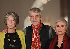 Jeremy Irons (3i) y la guionista Sabina Fedeli (d) durante el estreno del documental ´Pintores y reyes del Prado´.