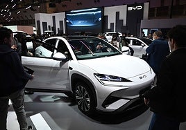 Presentación de vehículo BYD en una feria japonesa de movilidad.
