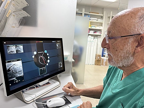 El doctor Pomar analiza las imágenes obtenidas por esta tecnología.