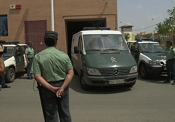 Varios guardias civiles en la puerta del garaje de los juzgados de Moncada.