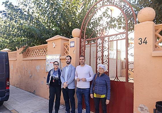 El portavoz de Educación de Compromís junto a miembros del equipo de gobierno de Alzira.