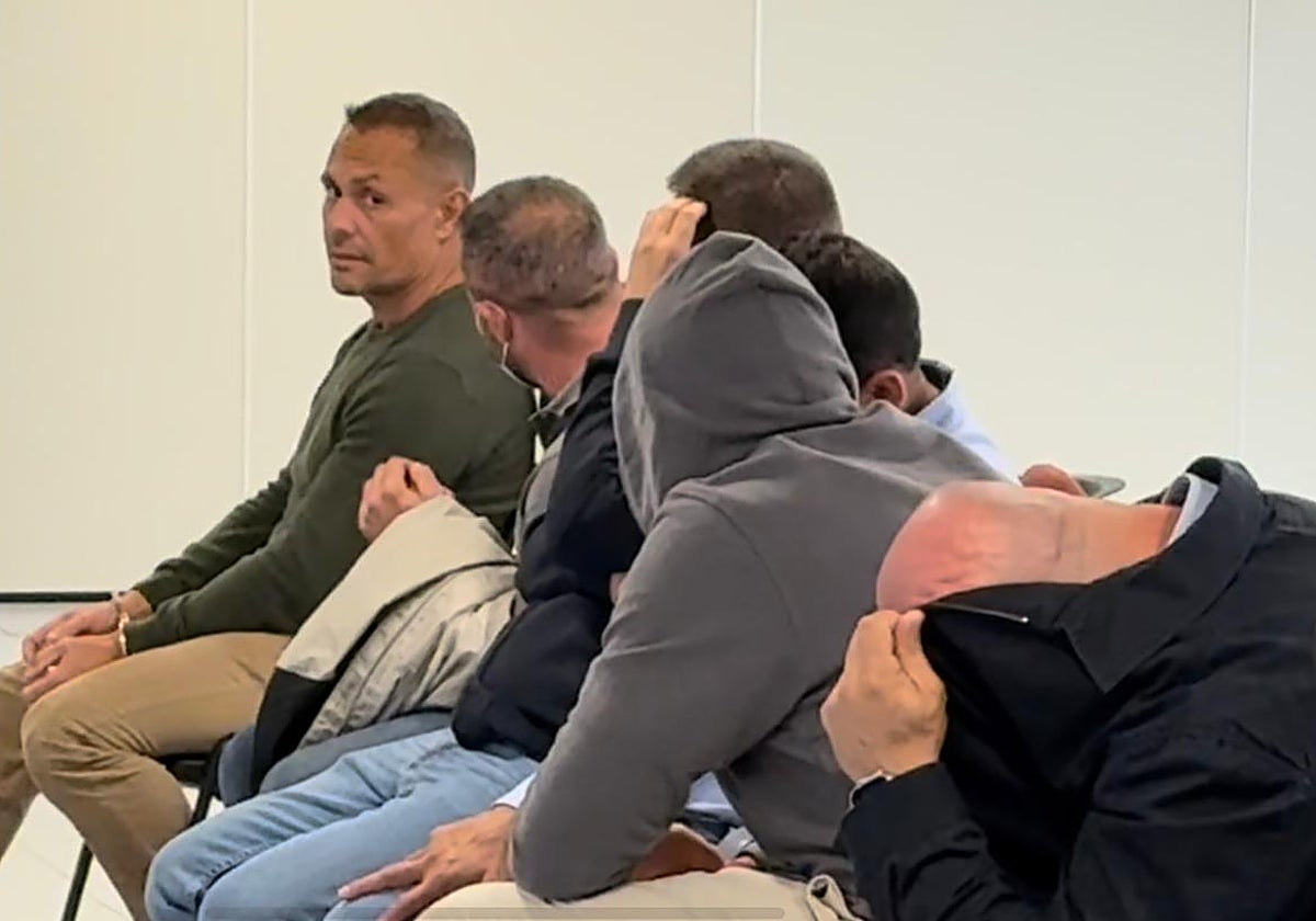 Varios de los acusados de introducir 1.650 kilos de cocaína en el puerto.