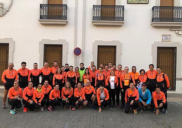 Los atletas de Els Coixos con sus uniformes de presentación naranja