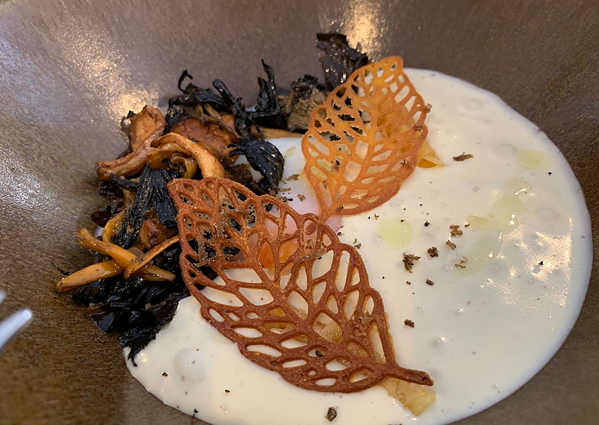 Imagen secundaria 1 - Arroz de salmonetes, los huevos de corral con setas y la olivada.