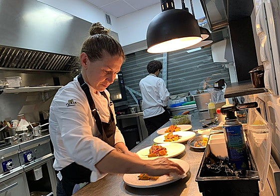 Amparo, trabajando en su cocina