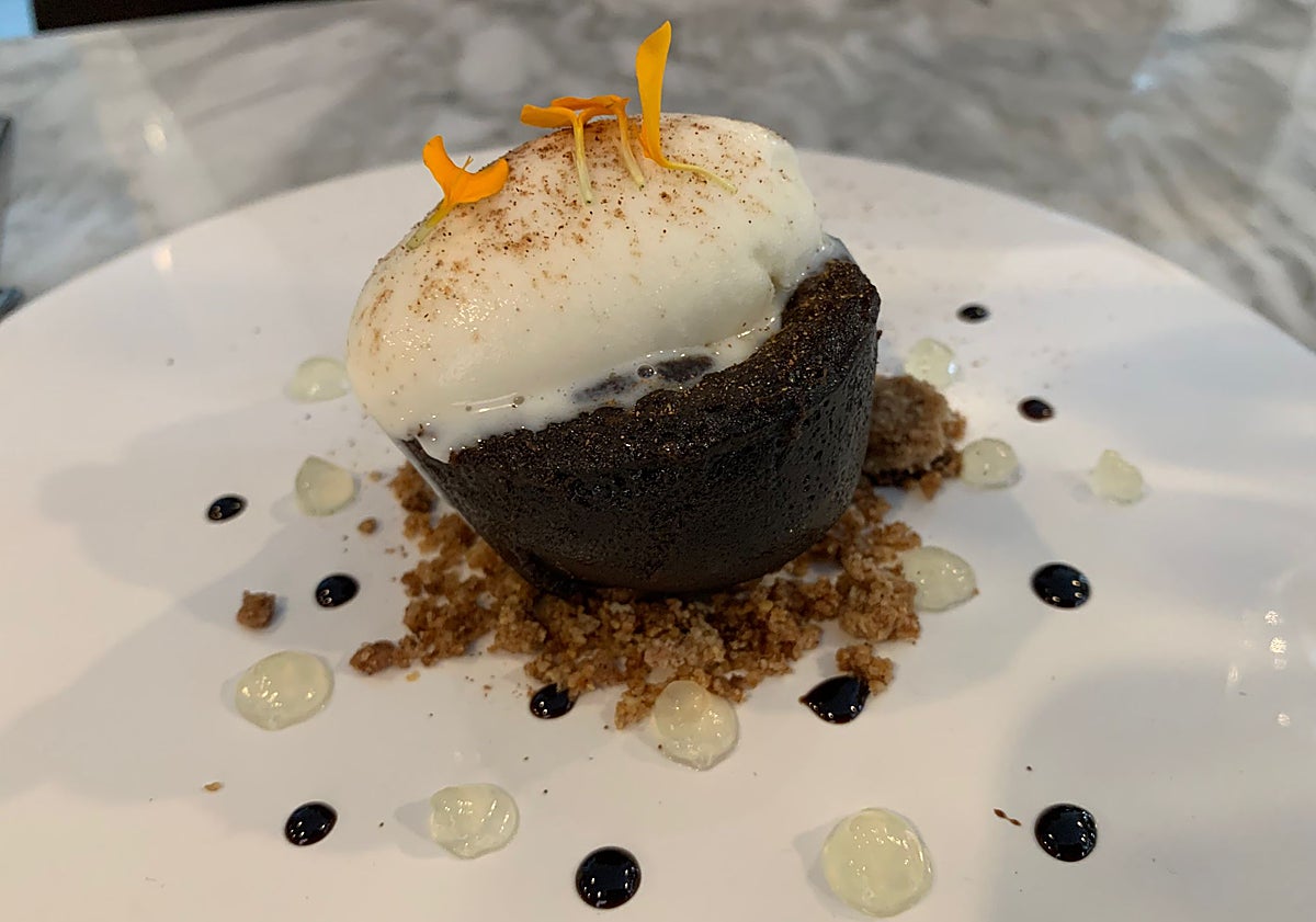 Imagen principal - Cremaet, canutillo de pollo y Alex que conversa con su compañera de sala. 