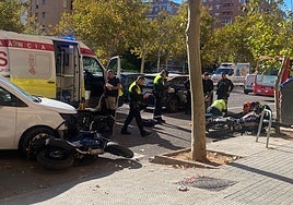 Varios policías junto a los dos motoristas, uno de ellos en el suelo cuando era atendido por dos sanitarios.