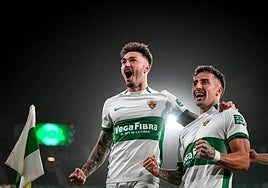 Los jugadores del Elche celebran un gol