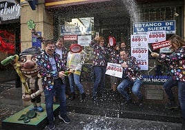 Celebración de un premio de lotería, en una imagen de archivo.