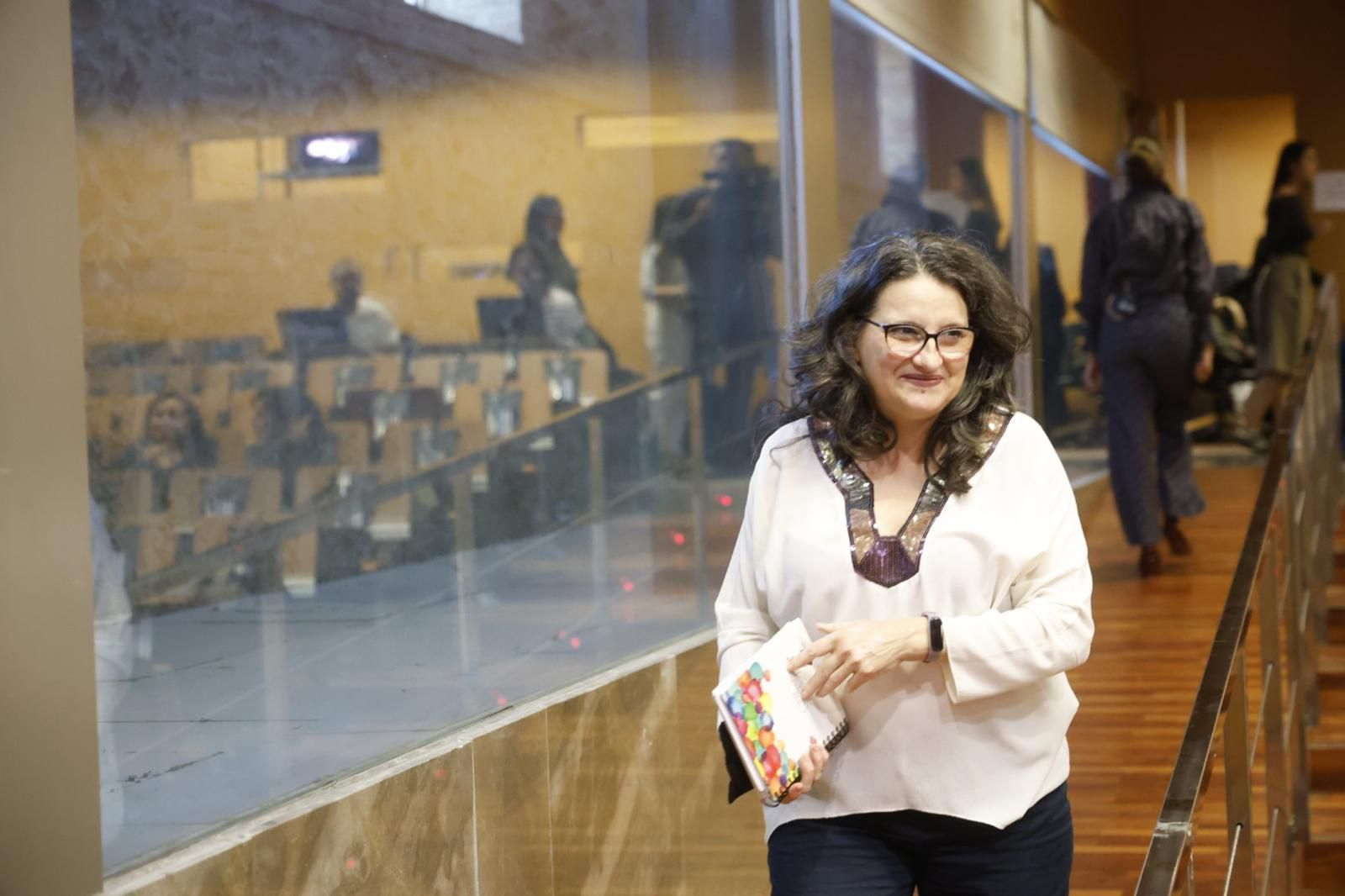Mónica Oltra reaparece en un acto en la Petxina de Valencia
