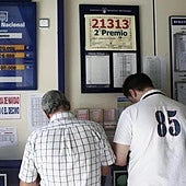 Varios ganadores de un premio de lotería, en una imagen de archivo.