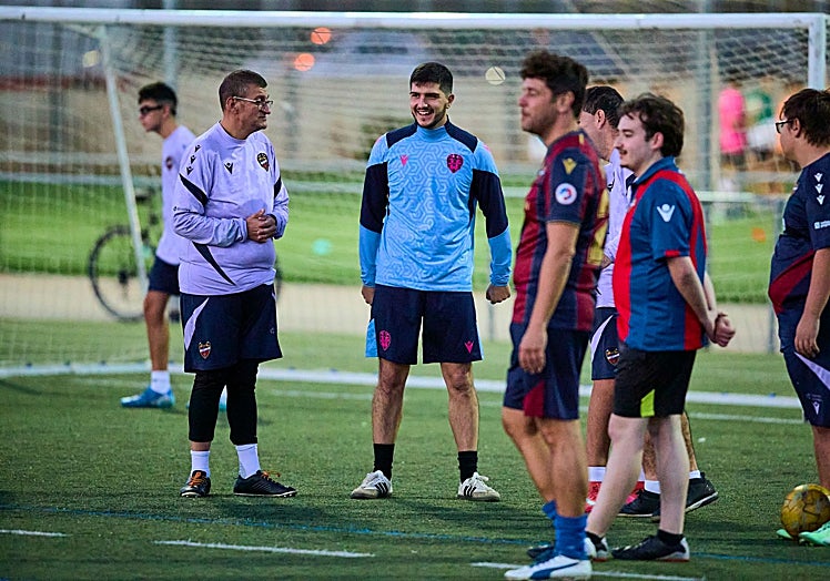Jugadores comparten durante el entrenamiento a puertas abiertas