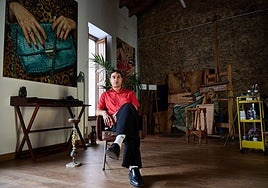 El artista Antonio Ovejero junto a algunas de sus obras en su estudio.