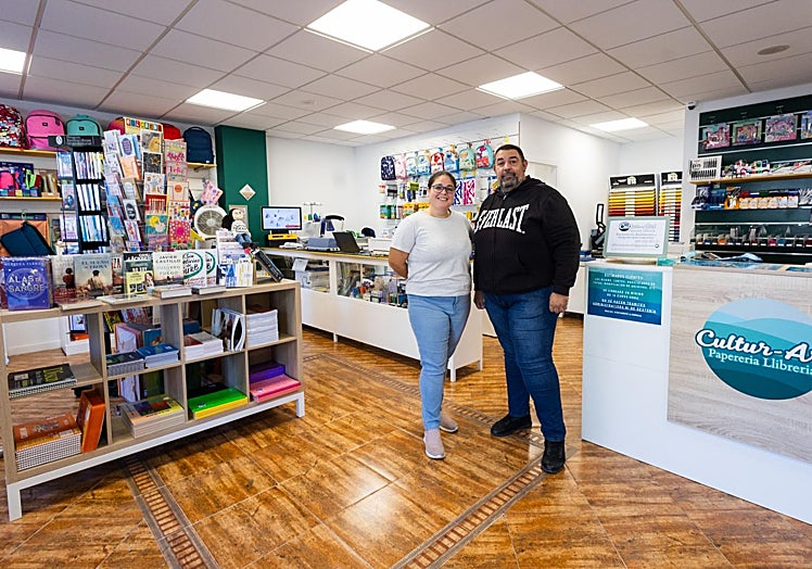 En Albal, a Cultur-Art y a otros negocios se les hizo un pasillo en la reapertura.