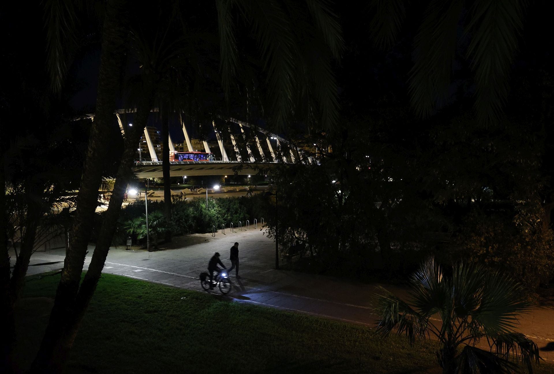 FOTOS | El jardín del Turia de Valencia, a oscuras