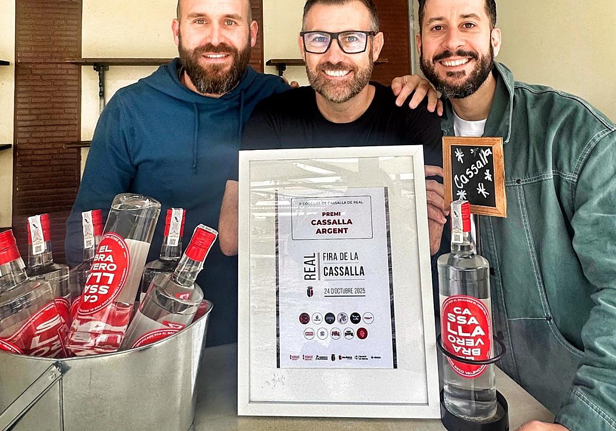 Óscar Alamán acompañado de los elaboradores del destilado.