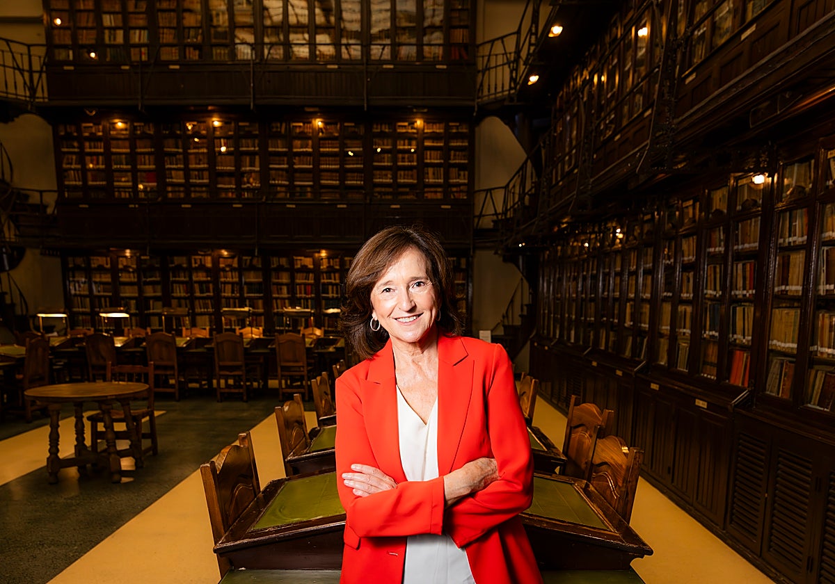 Ana Santos, en la Biblioteca Nacional, entidad de la que fue directora.