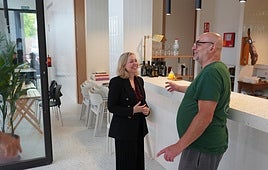 La concejala de Promoción Económica, Natàlia Enguix, durane su visita al espacio gastronómico del Mercat municipal.