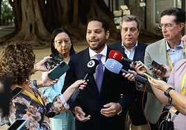 Garriga, flanqueado por los dirigentes de Vox en la Comunitat, durante una visita a Valencia.