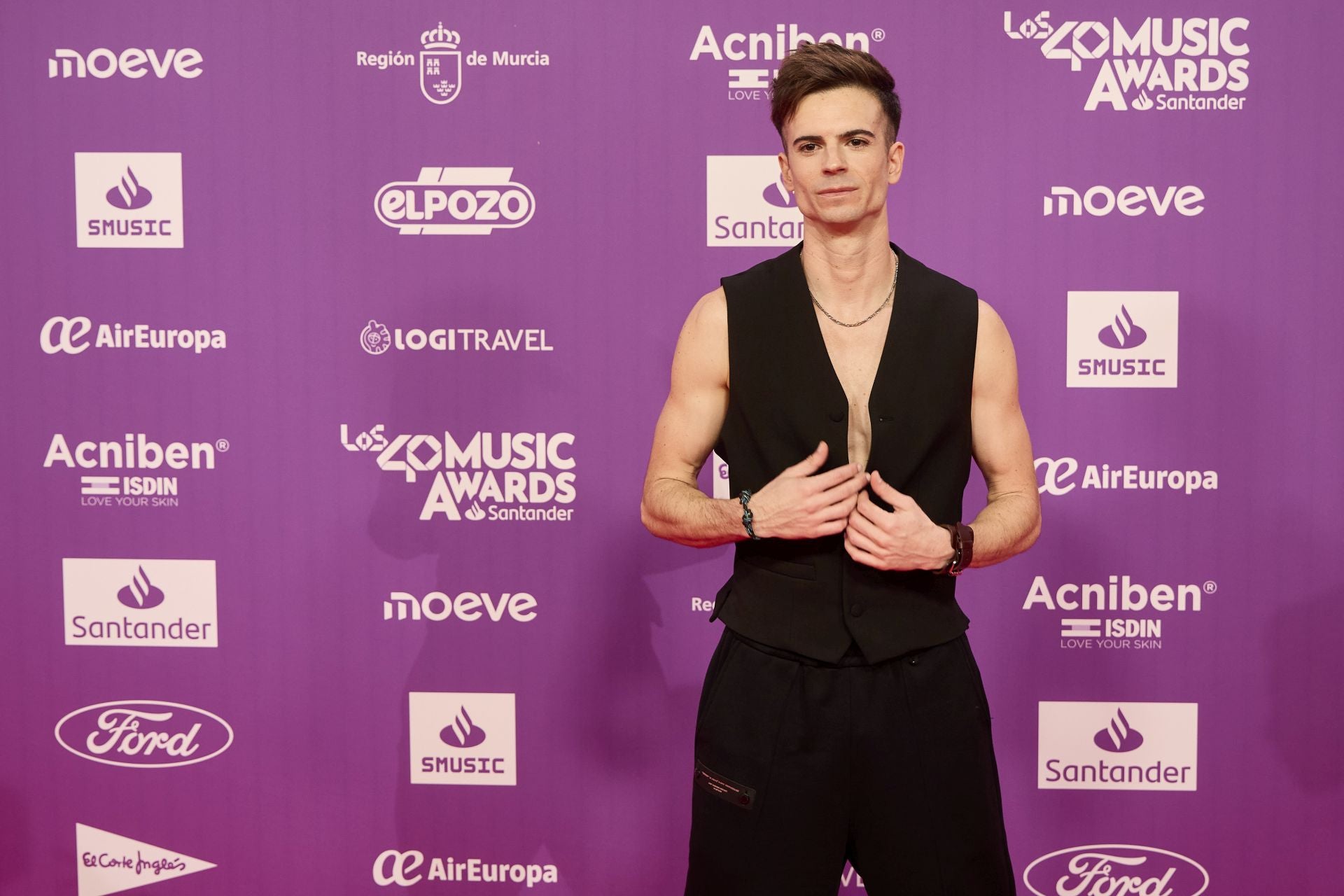 FOTOS | Los famosos deslumbran en la alfombra roja del Roig Arena para LOS40 Music Awards