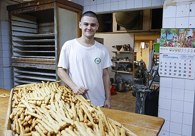 Arturo Serrano, trabajando en la panadería familiar ubicada en Mislata.