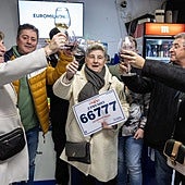 Varios ganadores celebran un premio de lotería. Imagen de archivo.